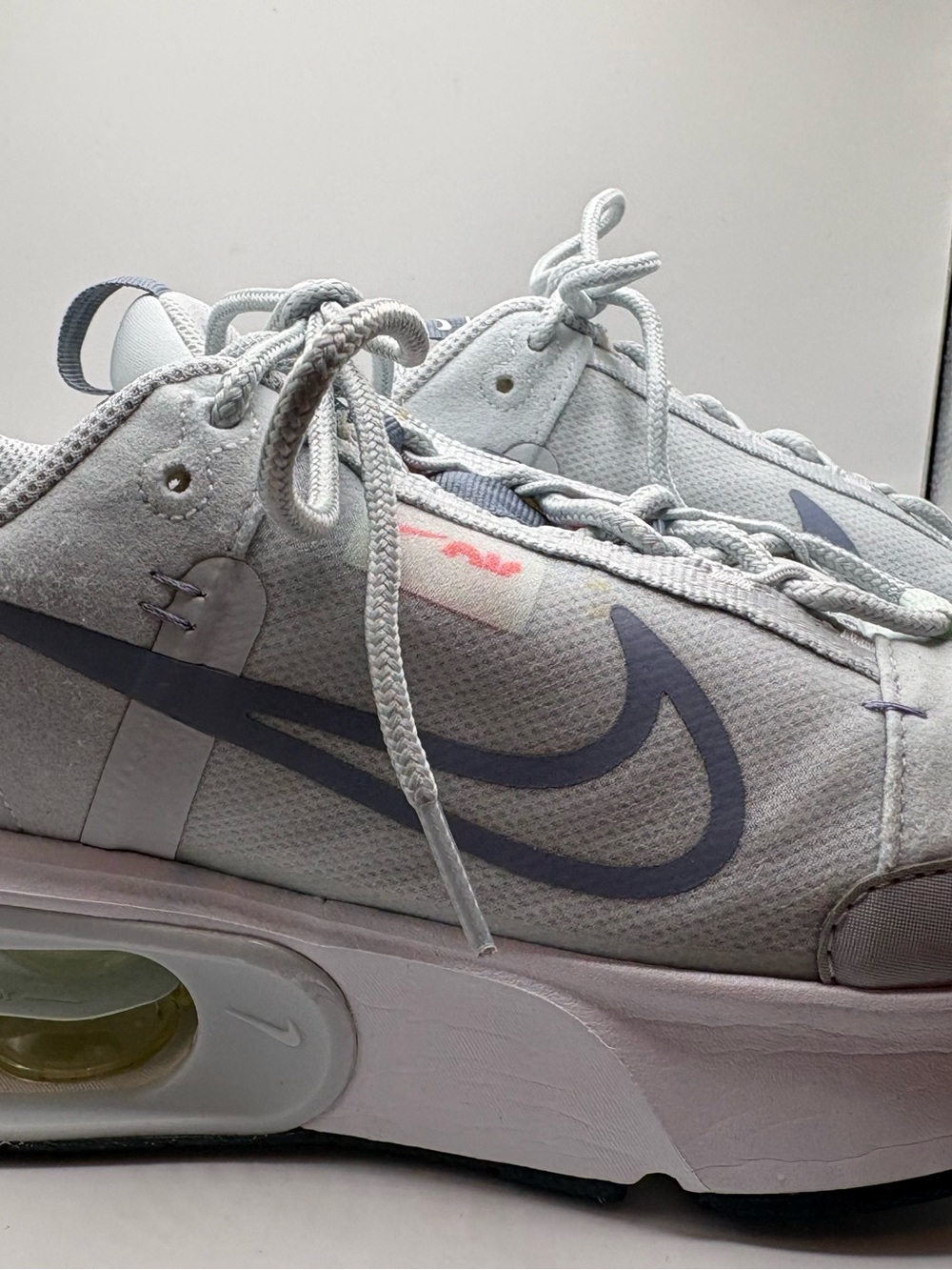 Nike Air Max Gray/White Interlock Lightweight Sneaker Women’s Size 8 DQ2904-400 - Picture 2 of 13